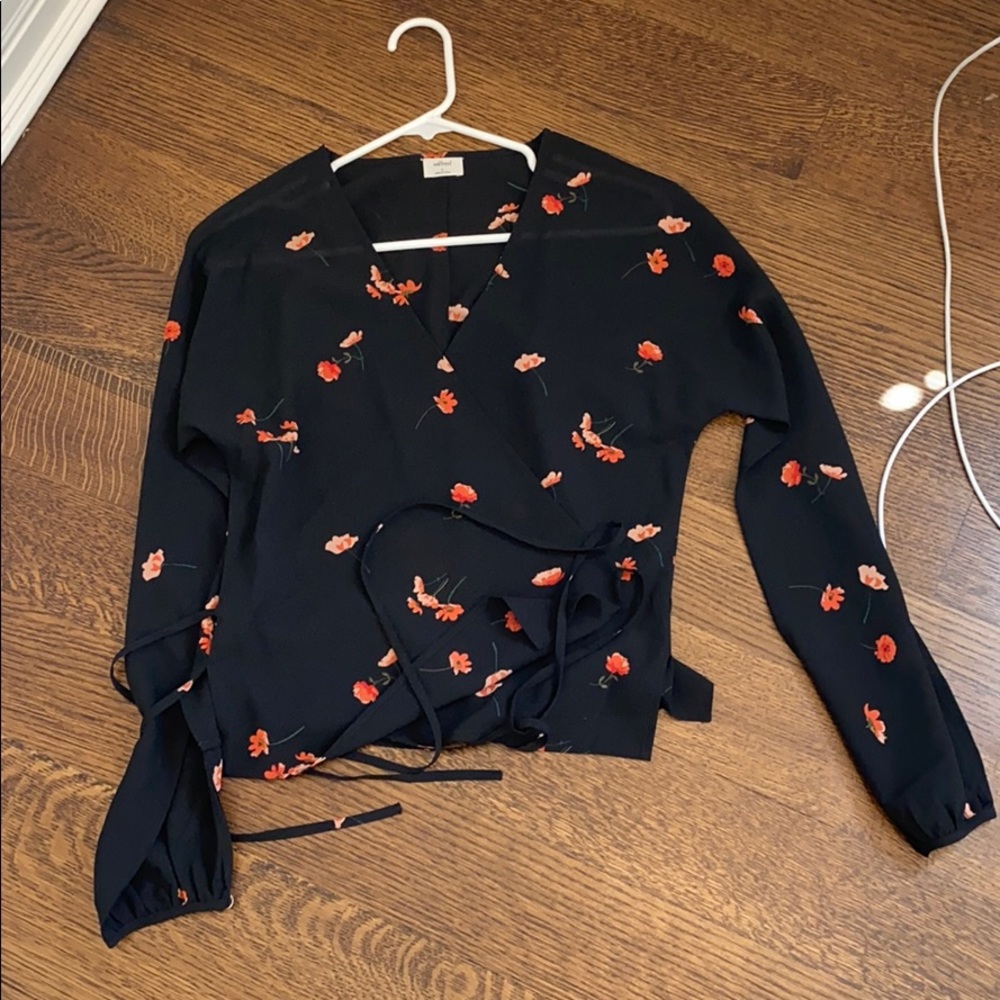 ARITZIA WILFRED BLACK FLORAL WRAP TOP